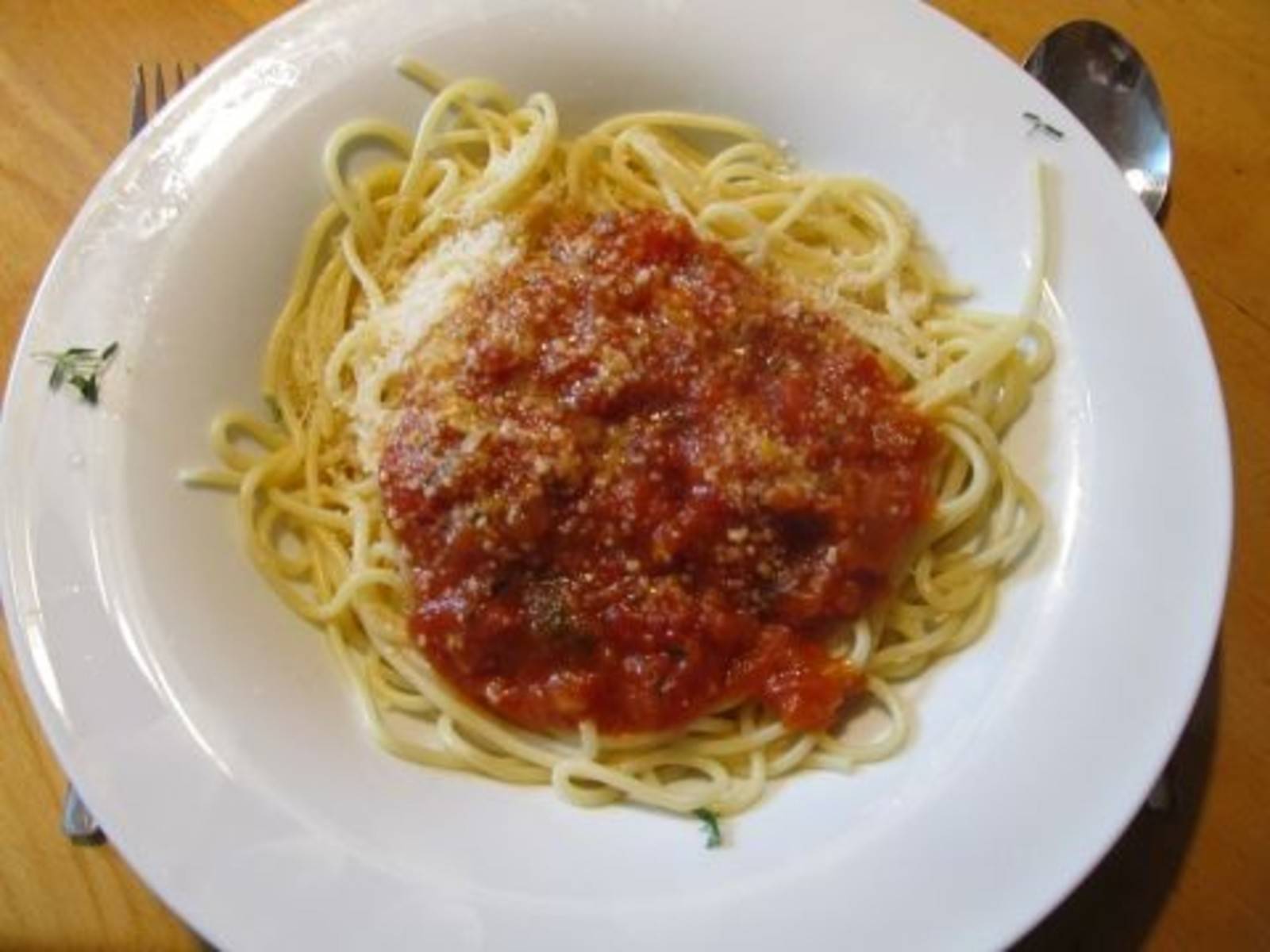 Spaghetti mit scharfer Tomatensauce Rezept - ichkoche.at