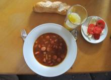 Rote Suppe mit Kartoffeln und Würstchen