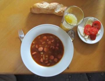 Rote Suppe mit Kartoffeln und Würstchen