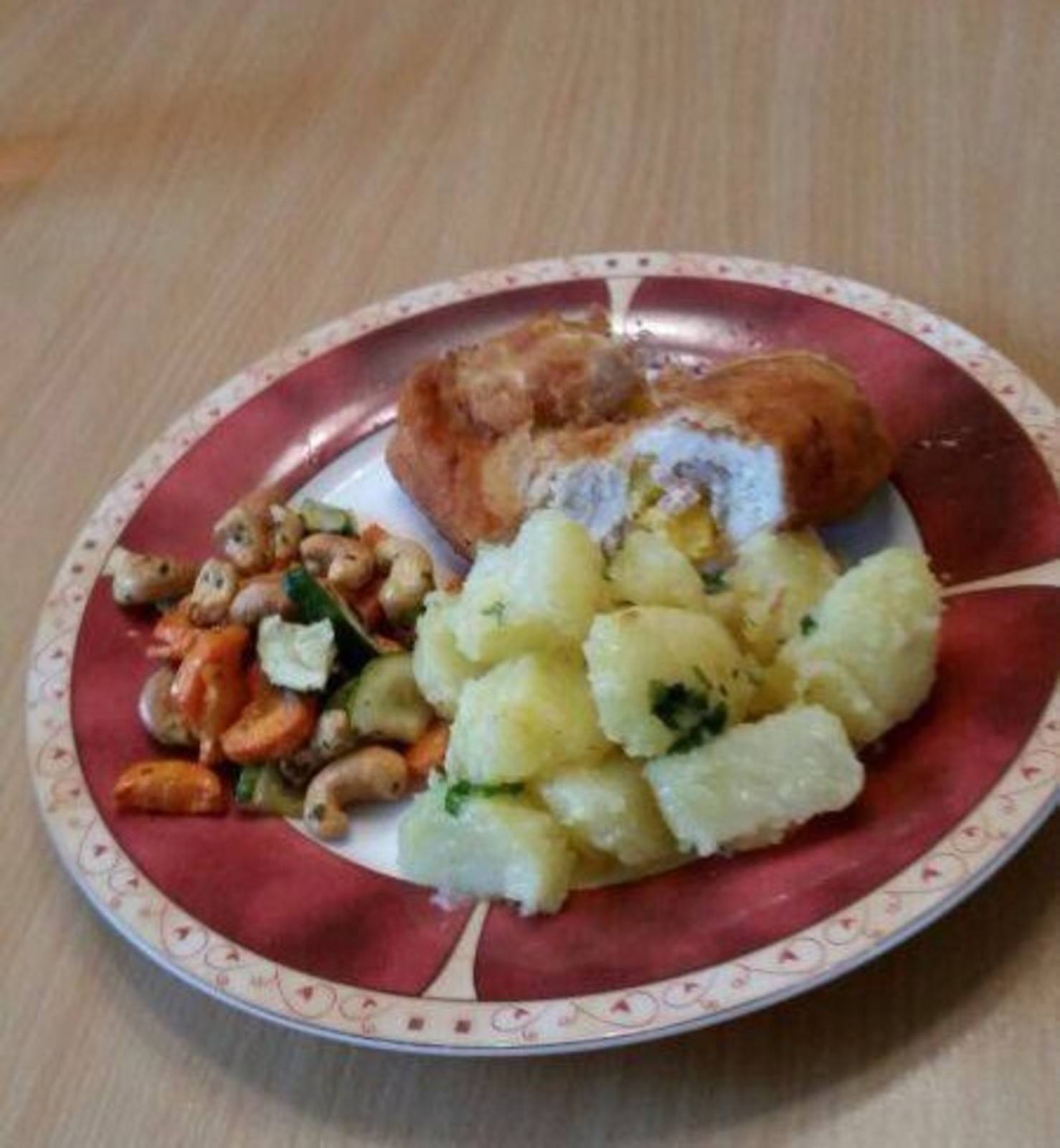 Cordon Bleu mit Ofengemüse und Petersilienkartoffeln