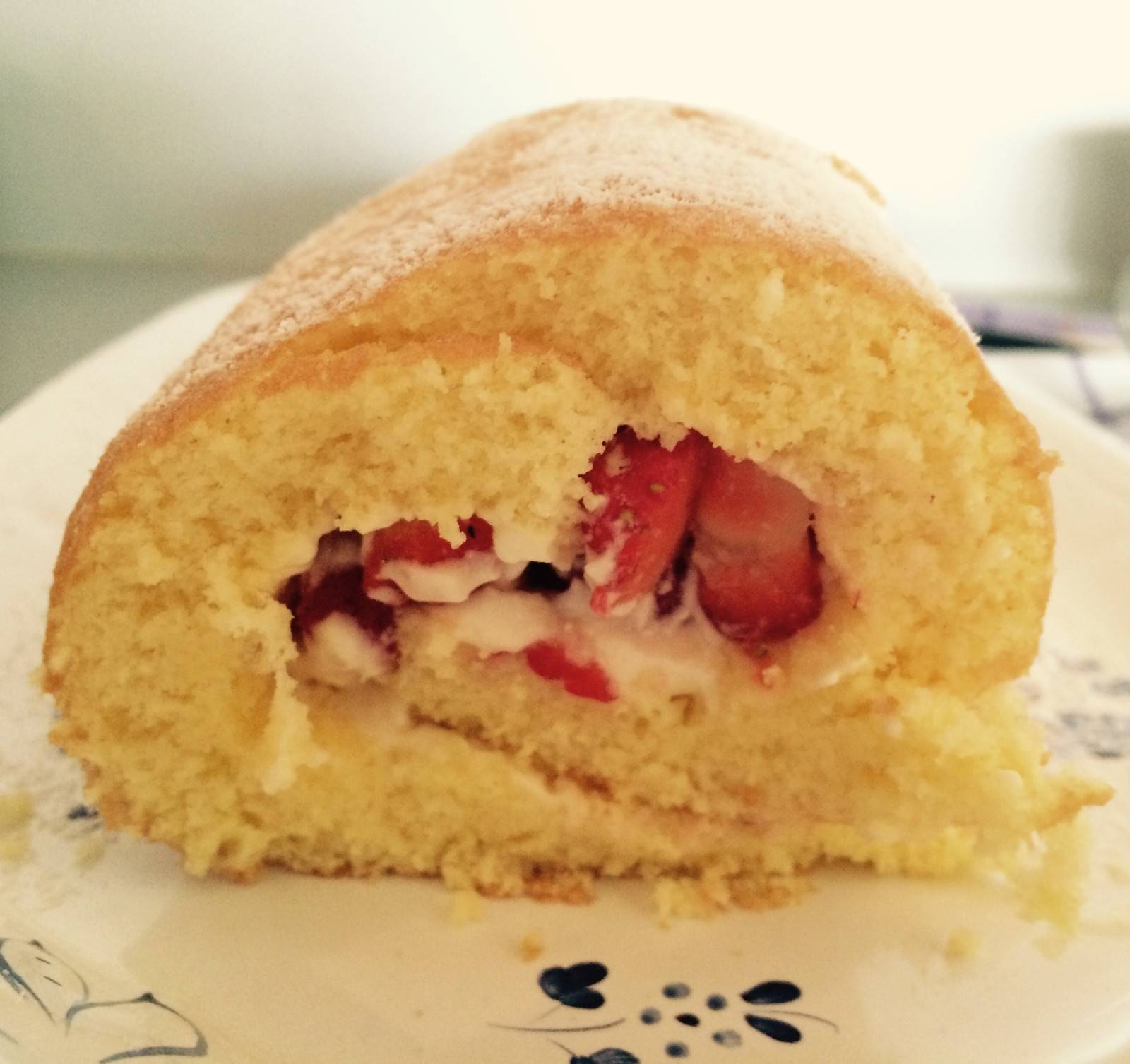 Biskuitroulade mit Erdbeeren und Obers Rezept - ichkoche