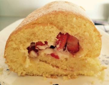Biskuitroulade mit Erdbeeren und Obers Biskuitroulade mit Erdbeeren und Obers