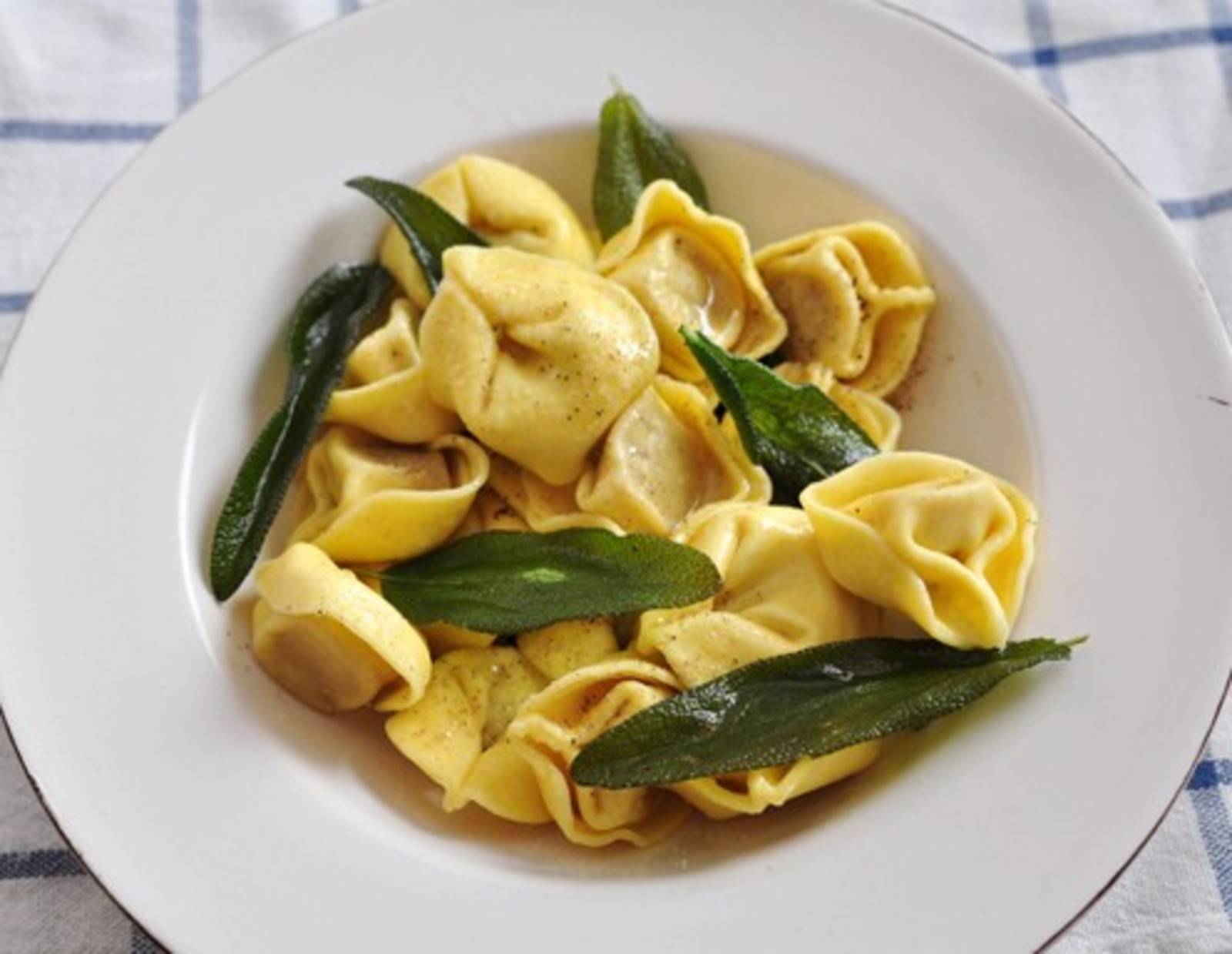 Tortellini mit Spinat-Käse-Füllung und Salbeibutter Rezept - ichkoche.at