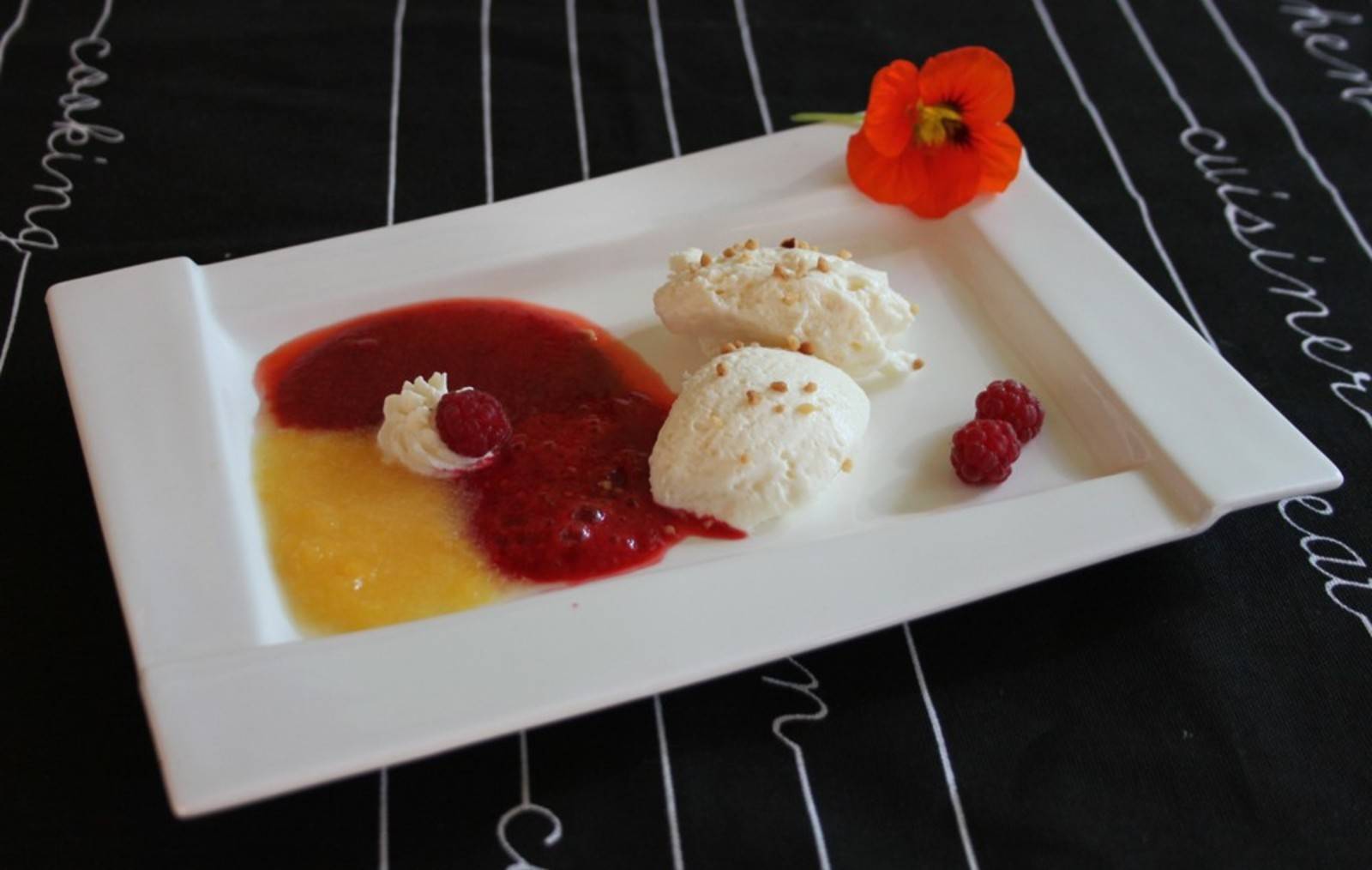 Topfennockerl auf Fruchtspiegel