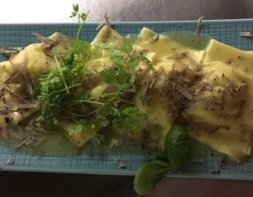 Ravioli mit Topfenkäsefüllung und weissem Trüffel