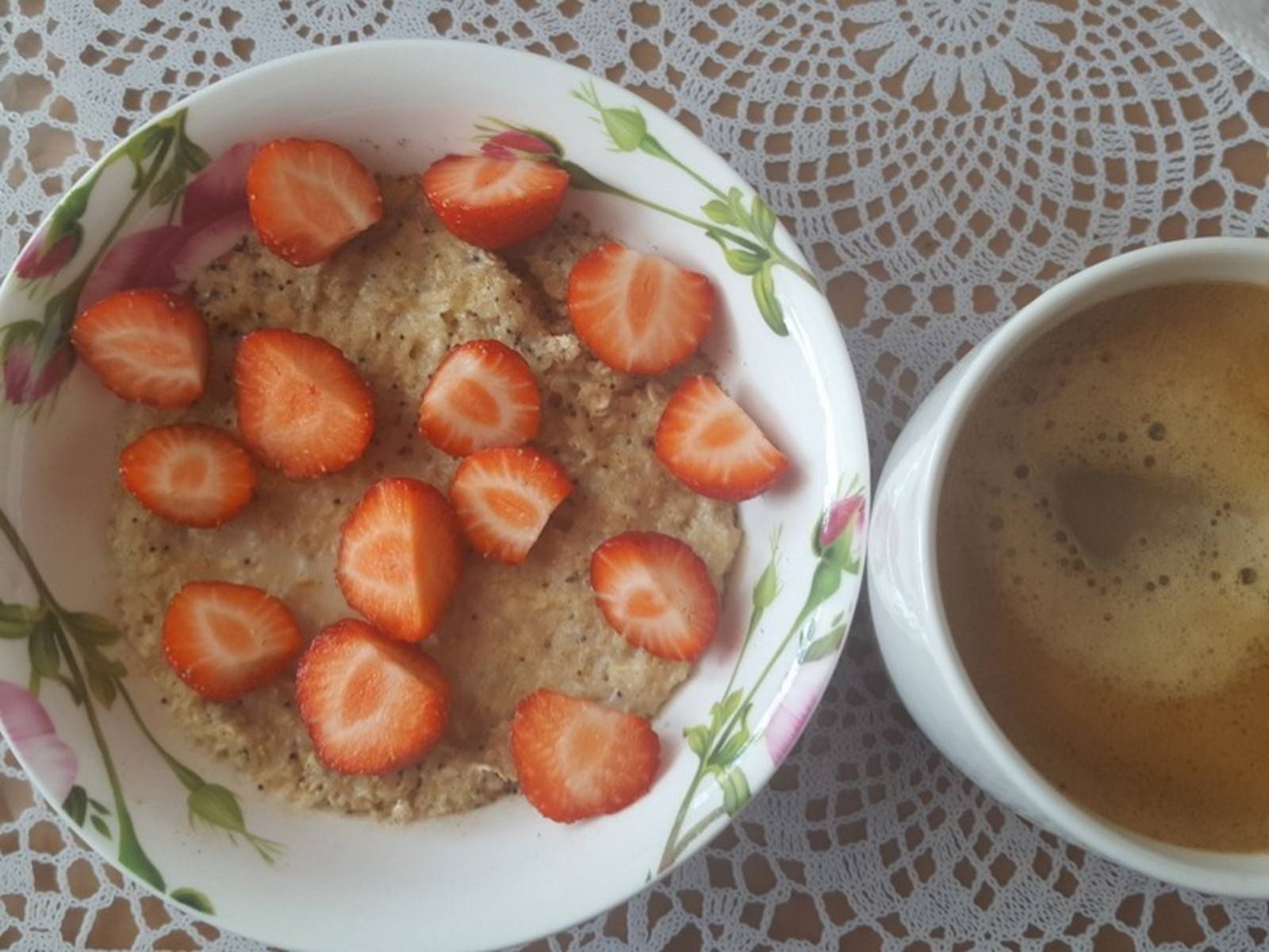 Haferbrei mit Mohn und Erdbeeren