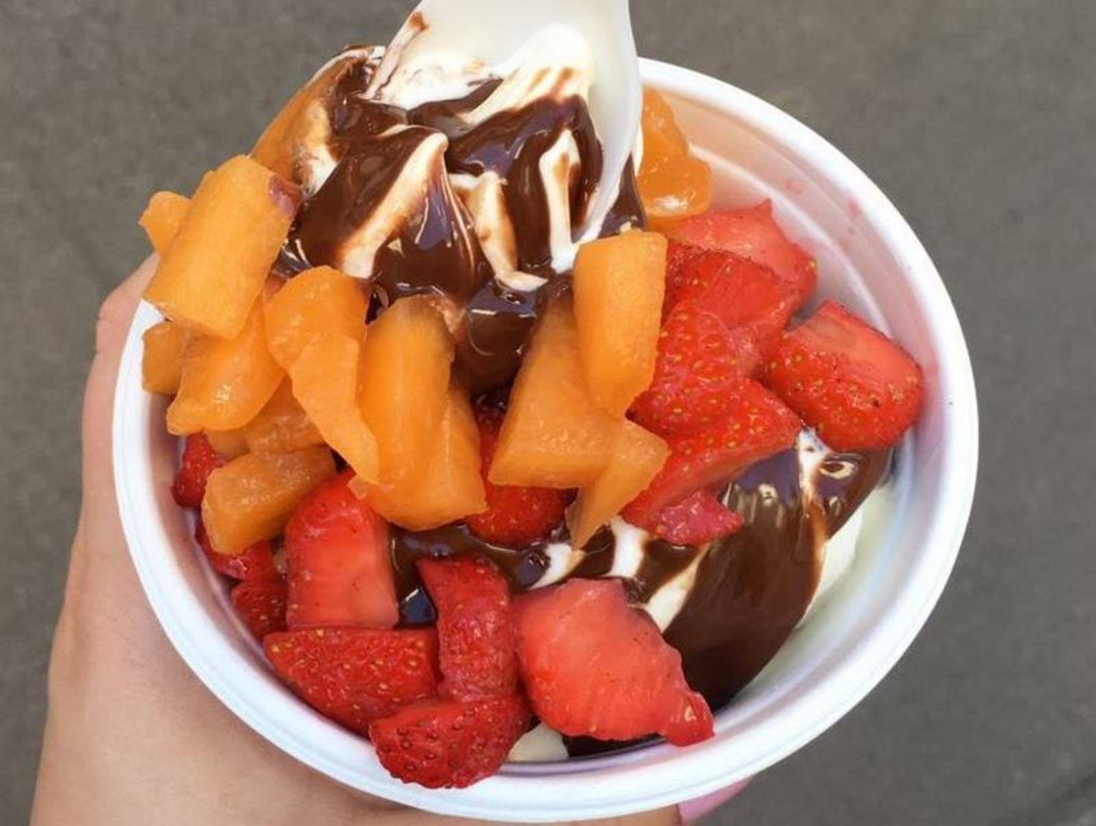 Joghurteis mit Erdbeer-Mango-Salat Rezept - ichkoche.ch Joghurteis mit Erdbeer-Mango-Salat Rezept - ichkoche.ch