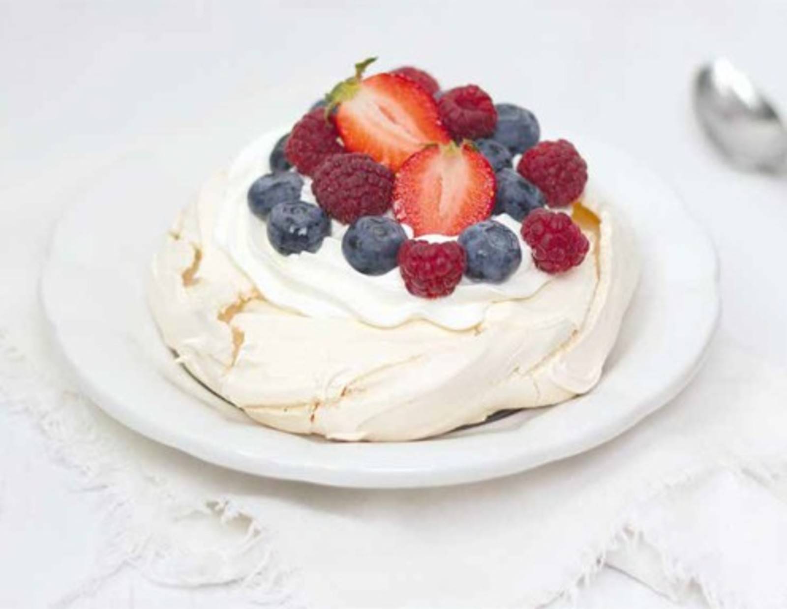 Mini-Pavlovas mit Beeren