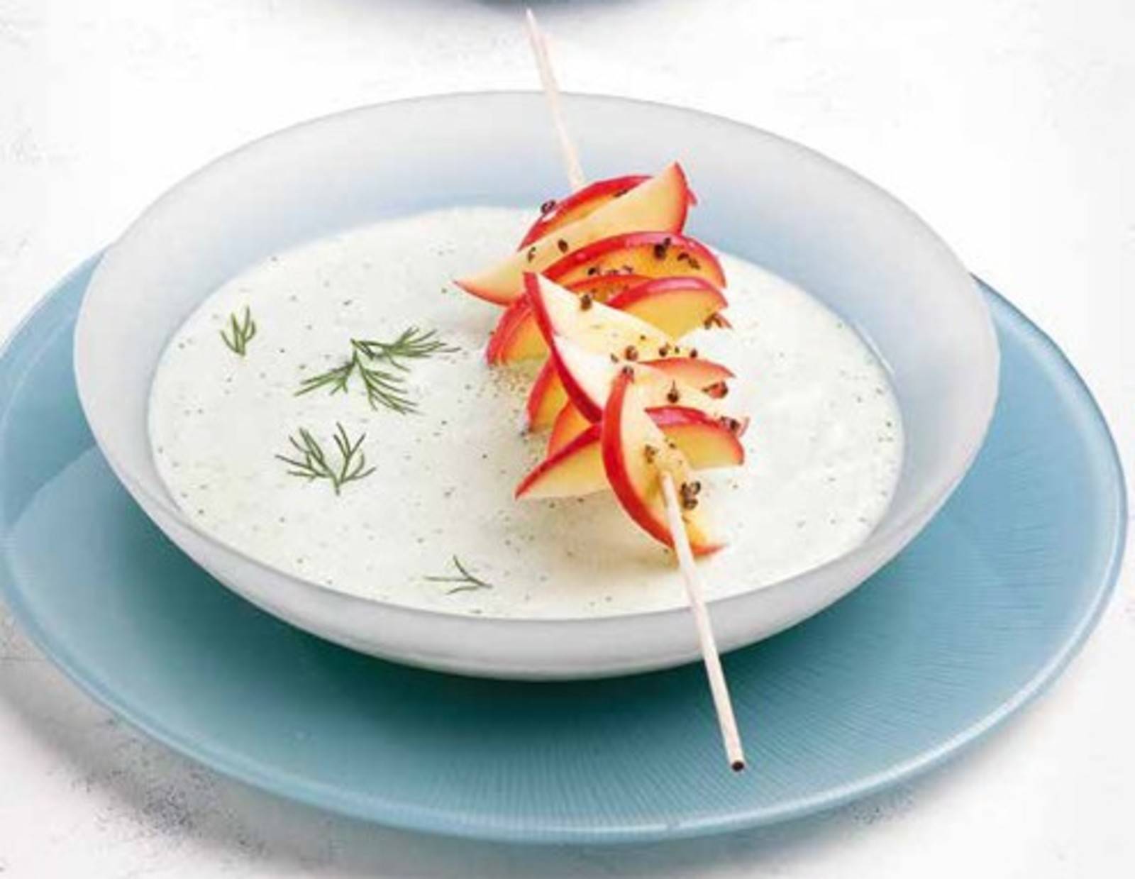 Kalte Gurkensuppe mit Apfelspießen Rezept