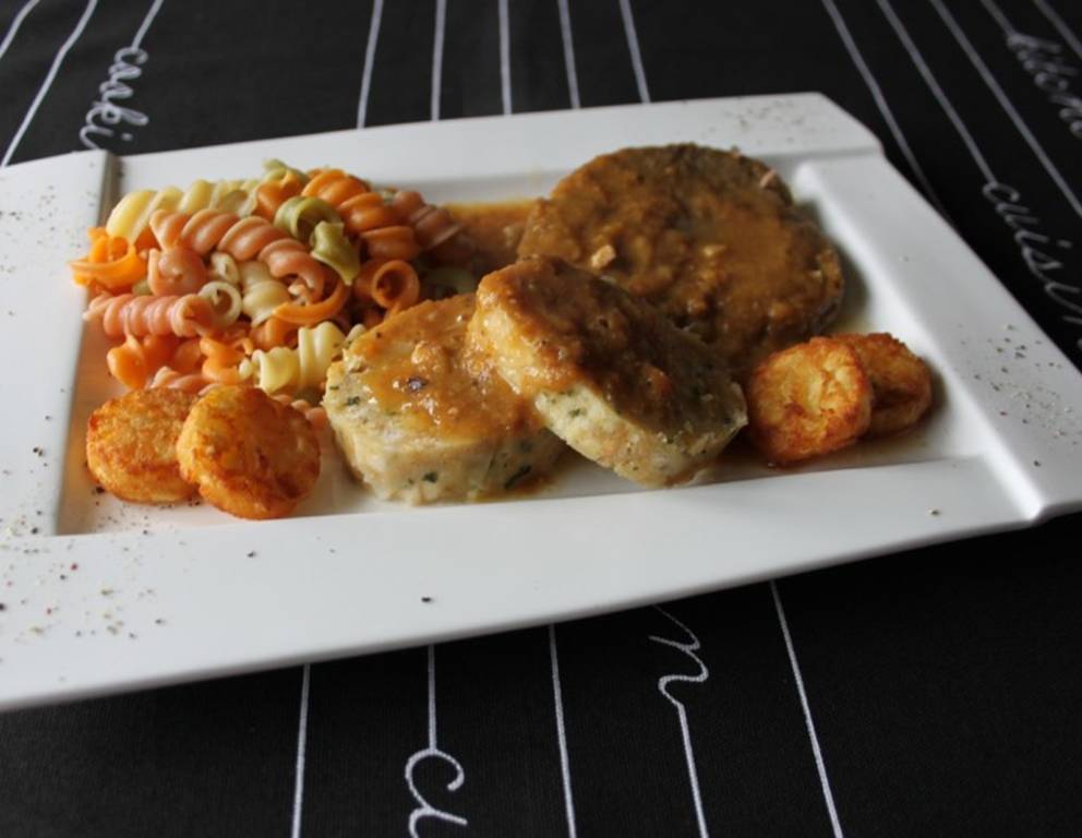 Rindsschnitzel mit Wurzelgemüsesauce Rindsschnitzel mit Wurzelgemüsesauce