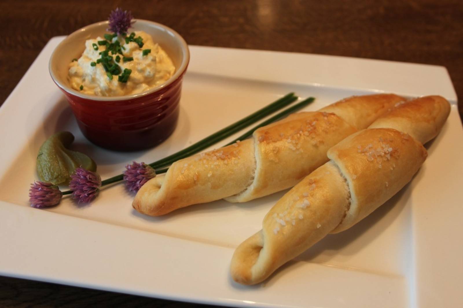 Salzstangerl mit Eiaufstrich Rezept - ichkoche.de
