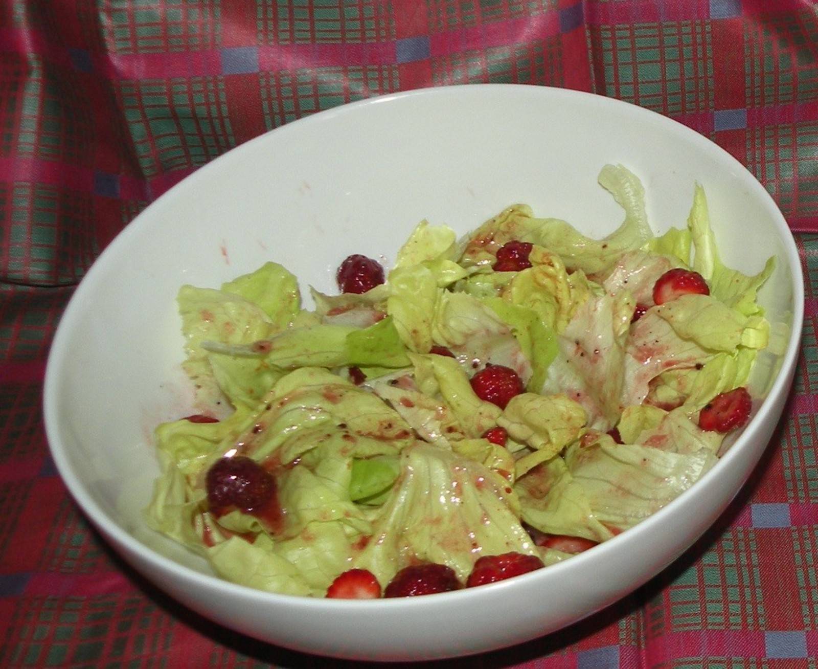 Wiener Butterhäuplsalat mit Erdbeeren und Rosendressing