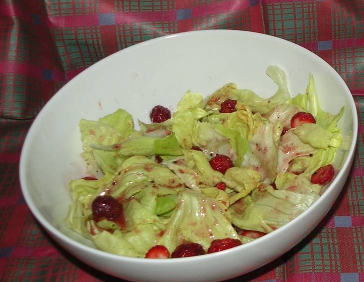 Wiener Butterhäuplsalat mit Erdbeeren und Rosendressing Wiener Butterhäuplsalat mit Erdbeeren und Rosendressing