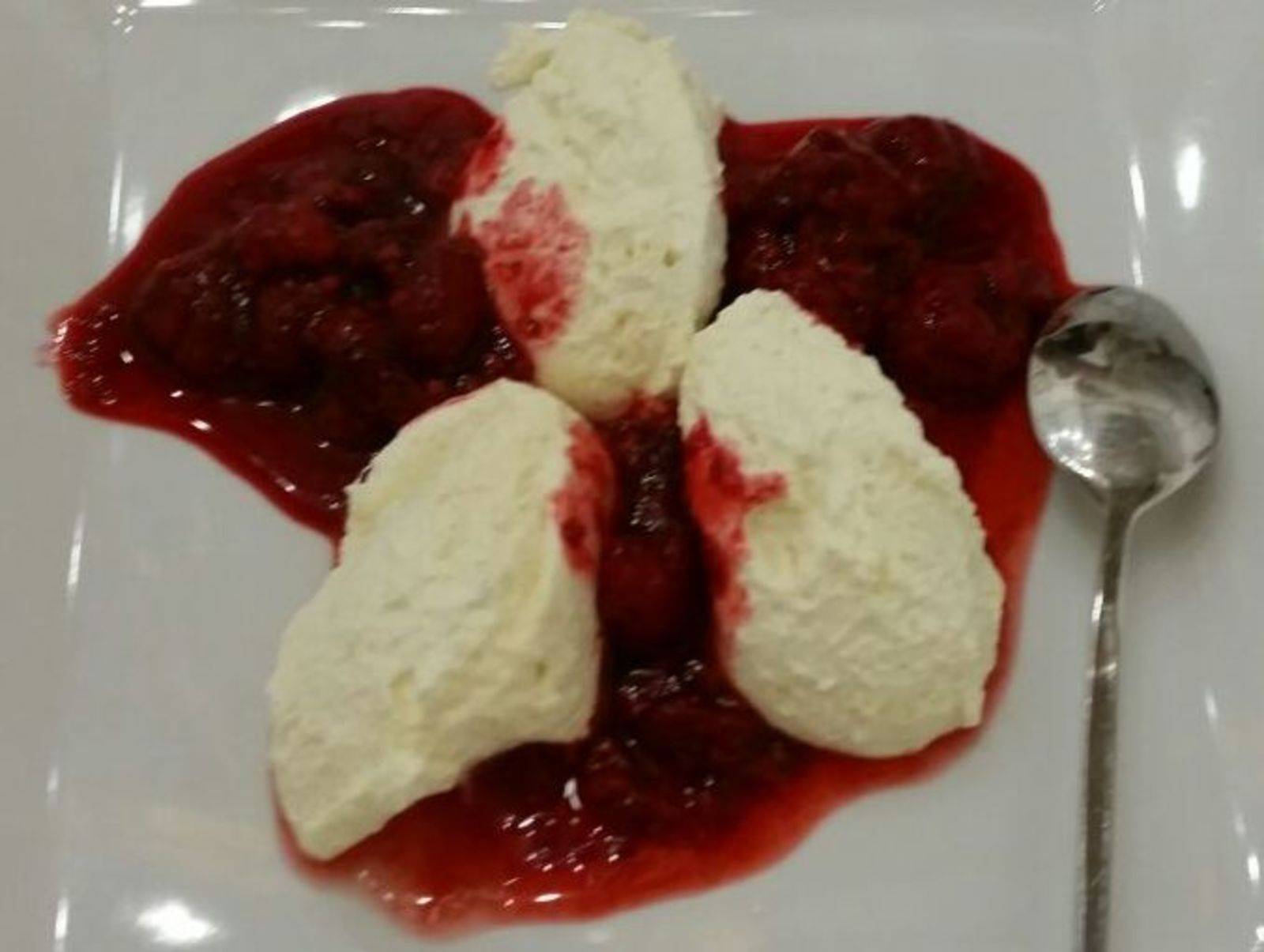 Vanilleeis mit heißen Himbeeren