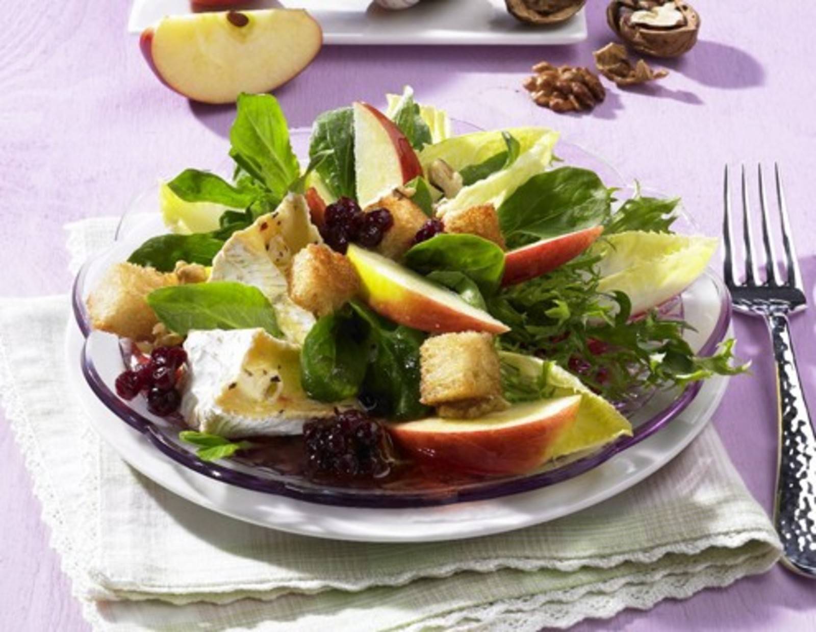 Blattsalat mit gegrilltem Camembert Rezept