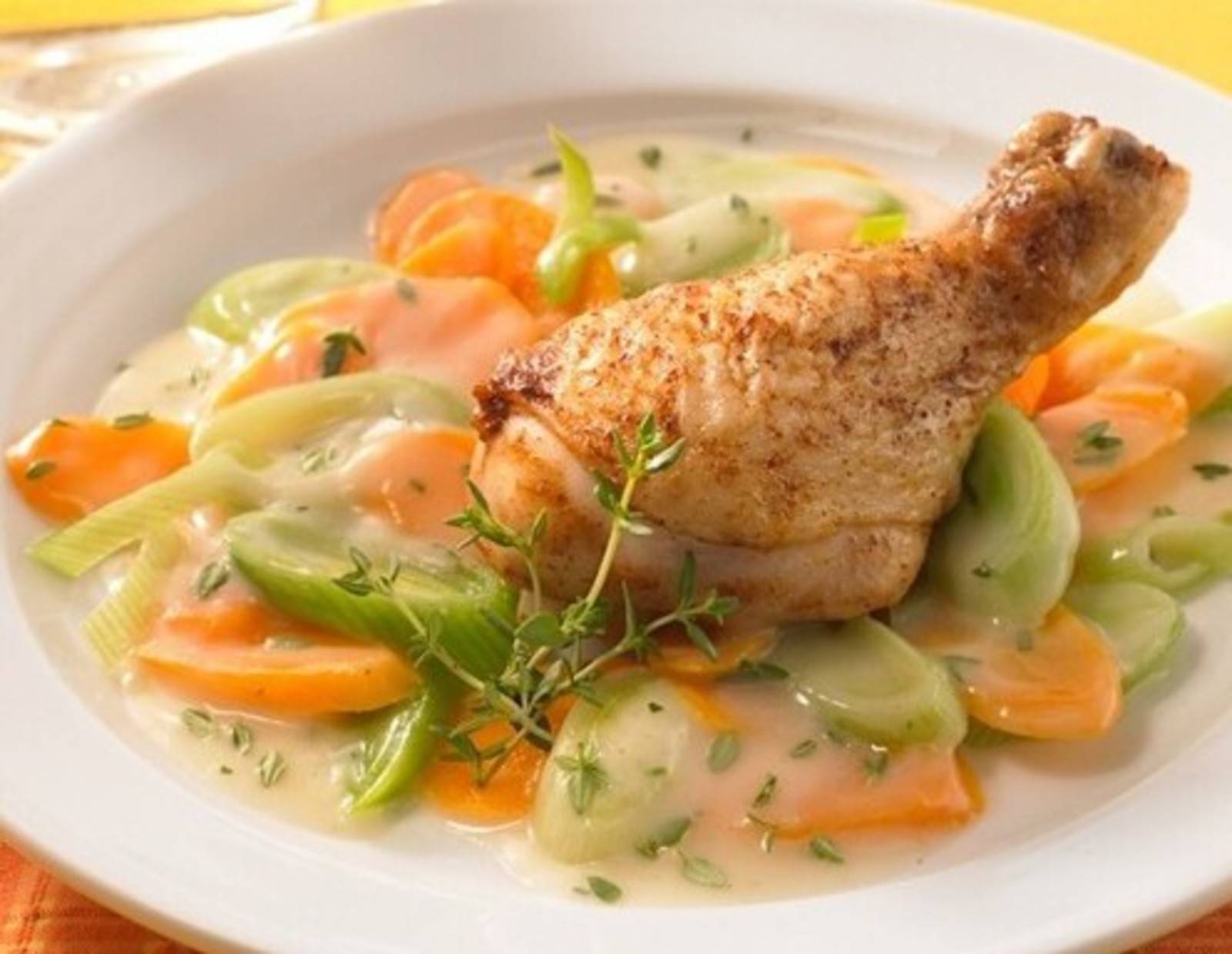 Geschmortes Hähnchen im Porreebett Rezept