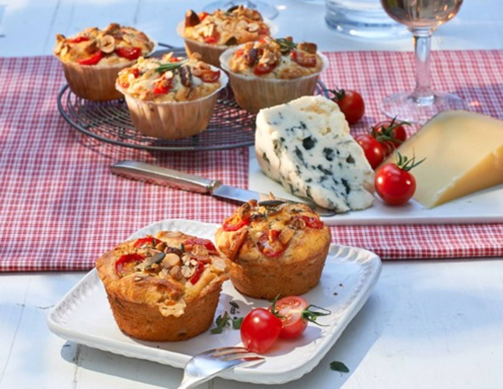 Mediterrane Käse-Nuss-Muffins Rezept - ichkoche.de