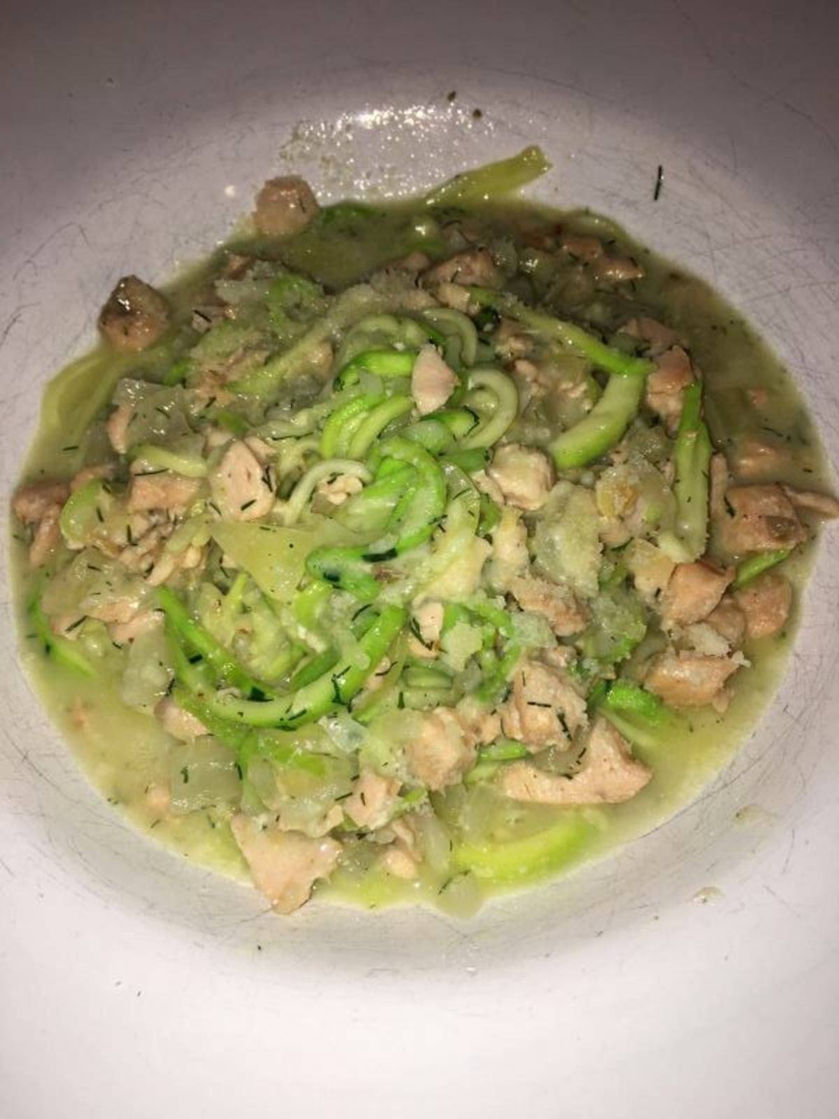 Zucchininudeln in Lachssauce Rezept - ichkoche.at