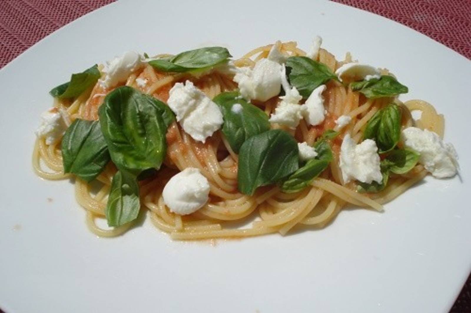 Spaghetti mit roher Tomatensauce