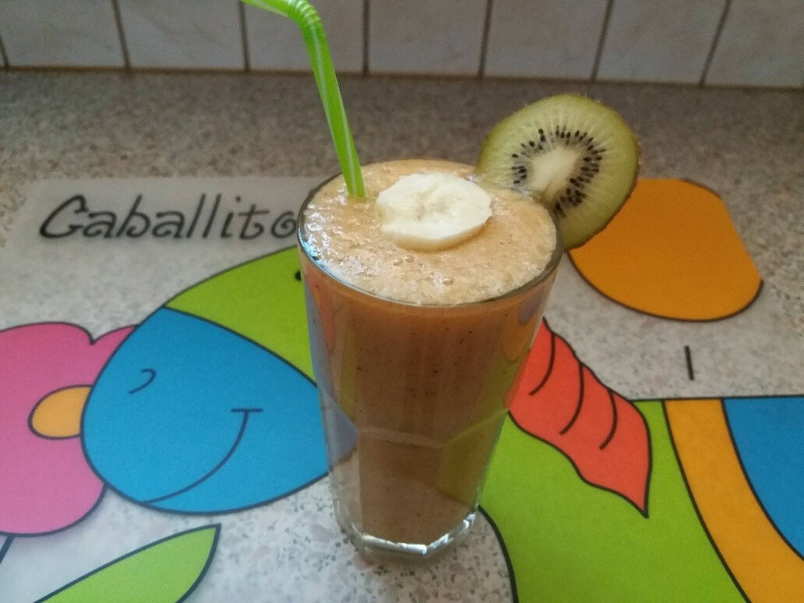 Zuckermelone-Kiwi-Banane Smoothie