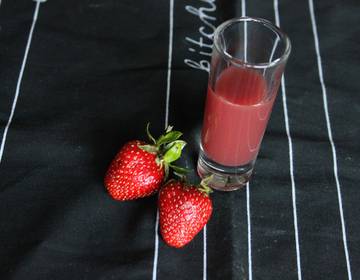 Erdbeer-Rotwein-Likör Erdbeer-Rotwein-Likör