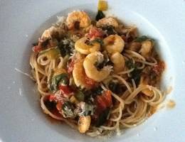 Spaghetti mit Spicy Tomatenspinatsauce und Garnelen Spaghetti mit Spicy Tomatenspinatsauce und Garnelen