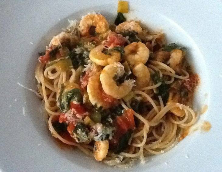 Spaghetti mit Spicy Tomatenspinatsauce und Garnelen Spaghetti mit Spicy Tomatenspinatsauce und Garnelen
