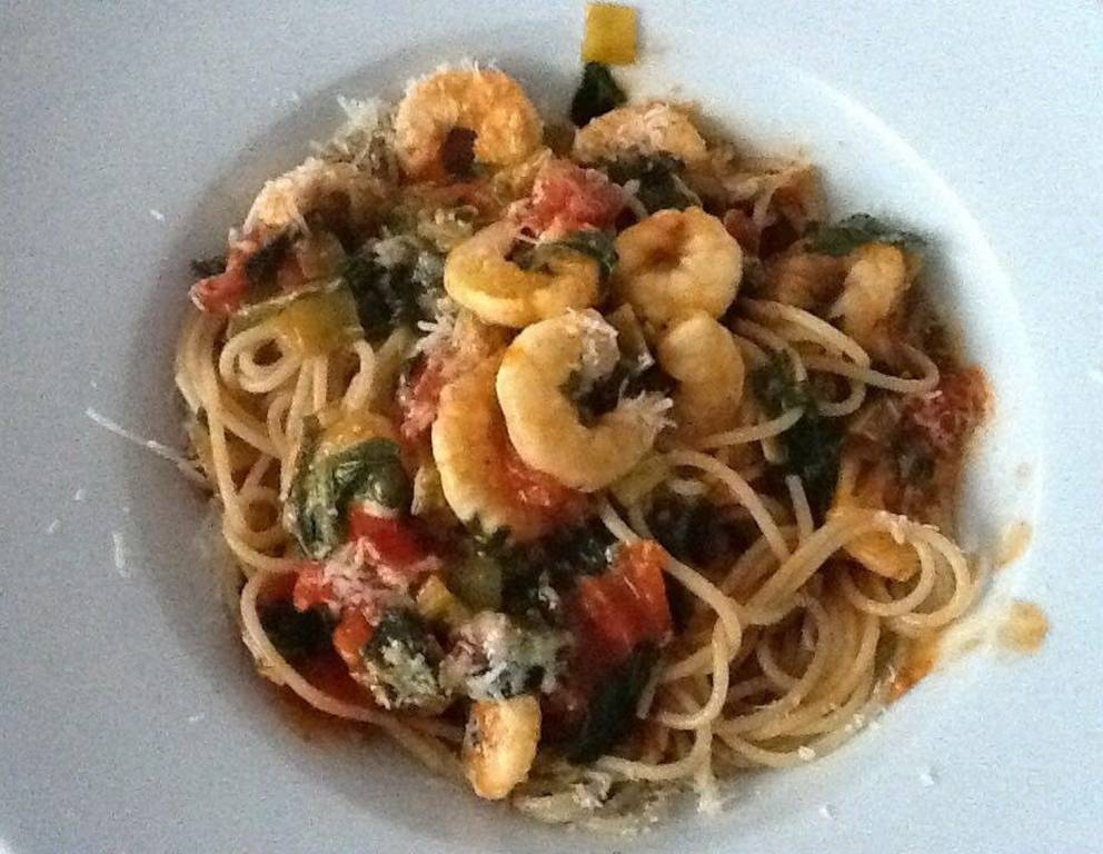 Spaghetti mit Spicy Tomatenspinatsauce und Garnelen Spaghetti mit Spicy Tomatenspinatsauce und Garnelen