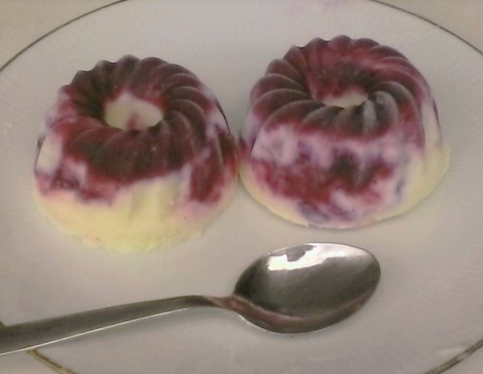 Mini-Eisgugl mit Kirschgrütze Mini-Eisgugl mit Kirschgrütze