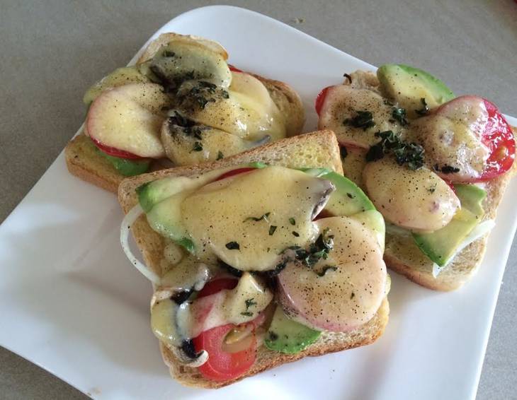 Überbackener Toast mit Avocado