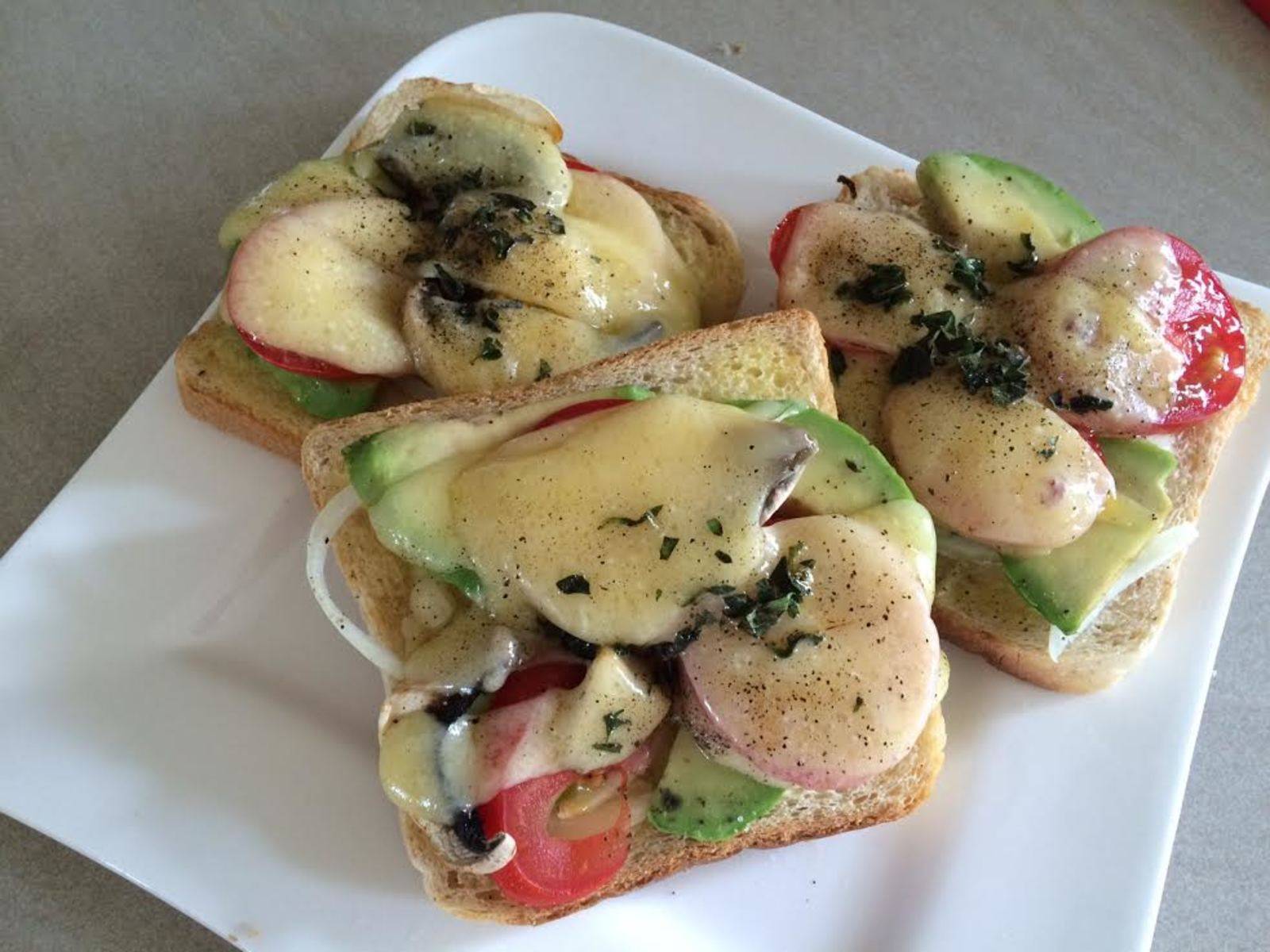 Überbackener Toast mit Avocado Rezept - ichkoche.de Überbackener Toast mit Avocado Rezept - ichkoche.de