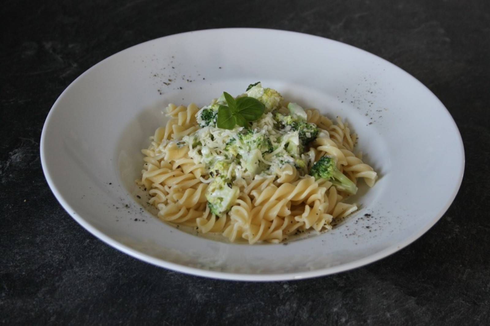 Nudeln mit Brokkoli-Käse-Soße Rezept - ichkoche.de Nudeln mit Brokkoli-Käse-Soße Rezept - ichkoche.de