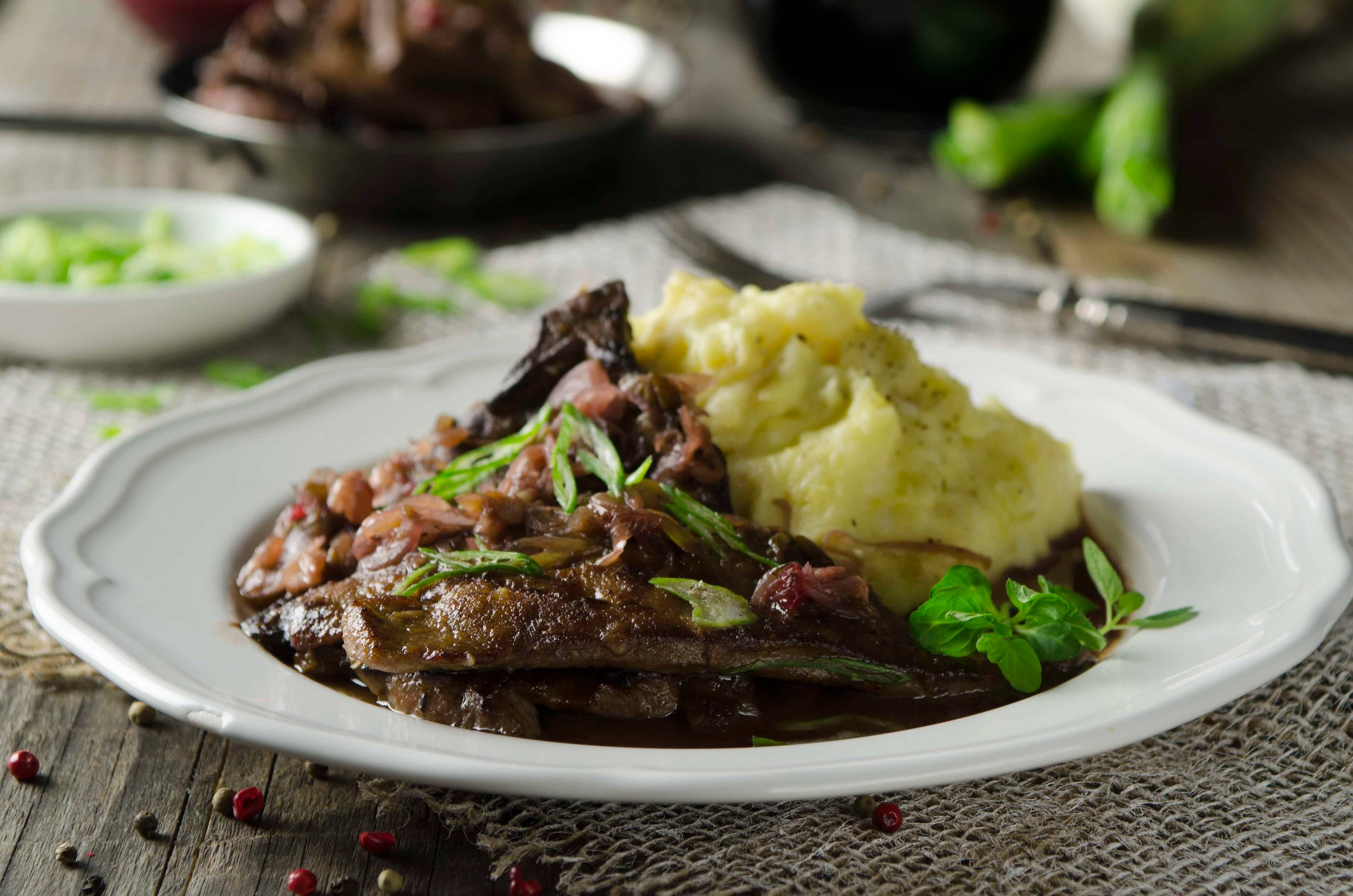 Kalbsleberschnitzel mit Portweinsauce und Pastinakenpüree Rezept