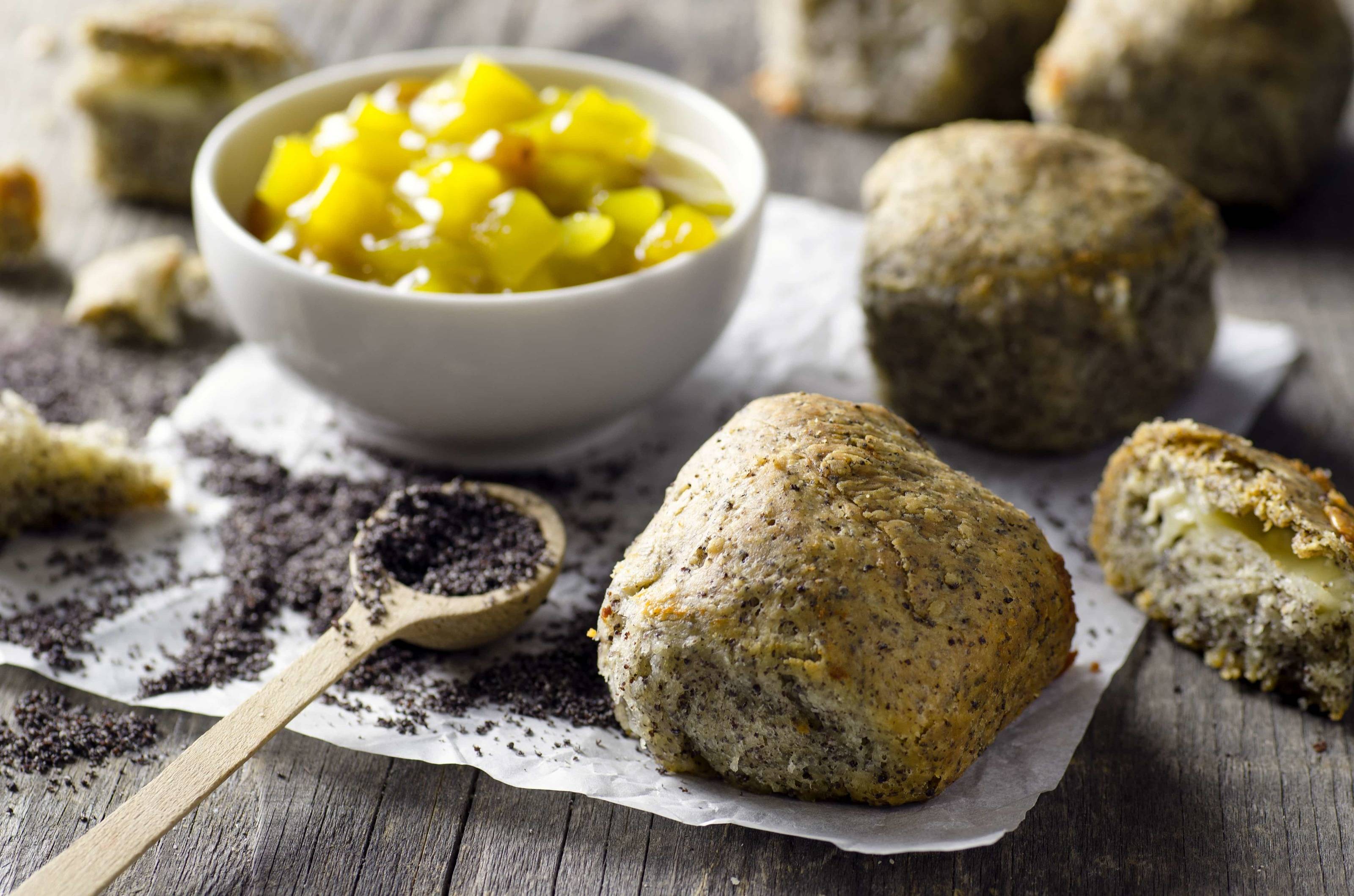 Mit Camembert gefüllte Mohnbuchteln mit Apfel-Curry-Chutney Rezept