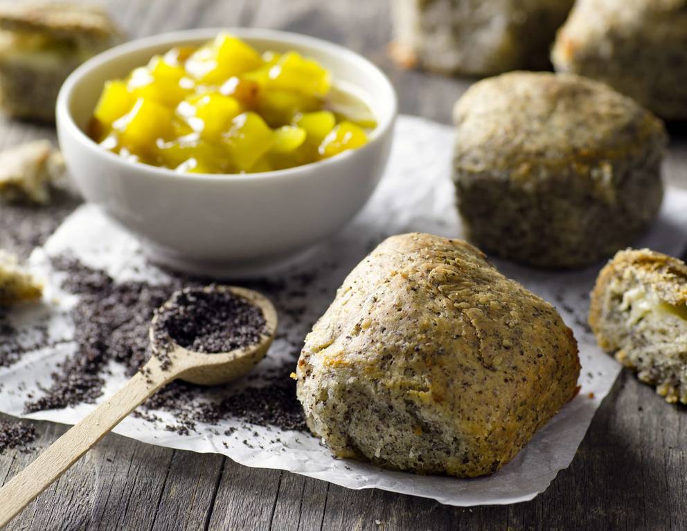 Mit Camembert gefüllte Mohnbuchteln mit Apfel-Curry-Chutney Mit Camembert gefüllte Mohnbuchteln mit Apfel-Curry-Chutney