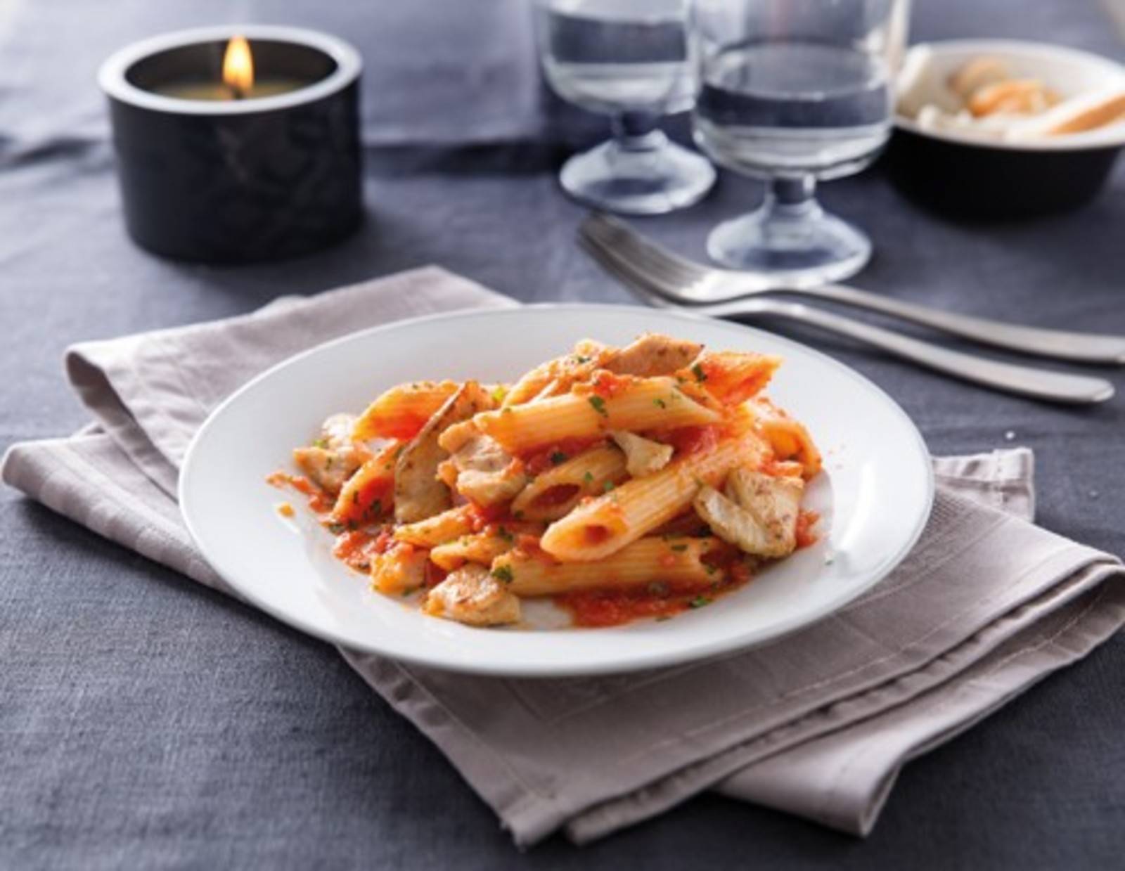 Penne Rigate mit würziger Tomaten-Hühnchensauce