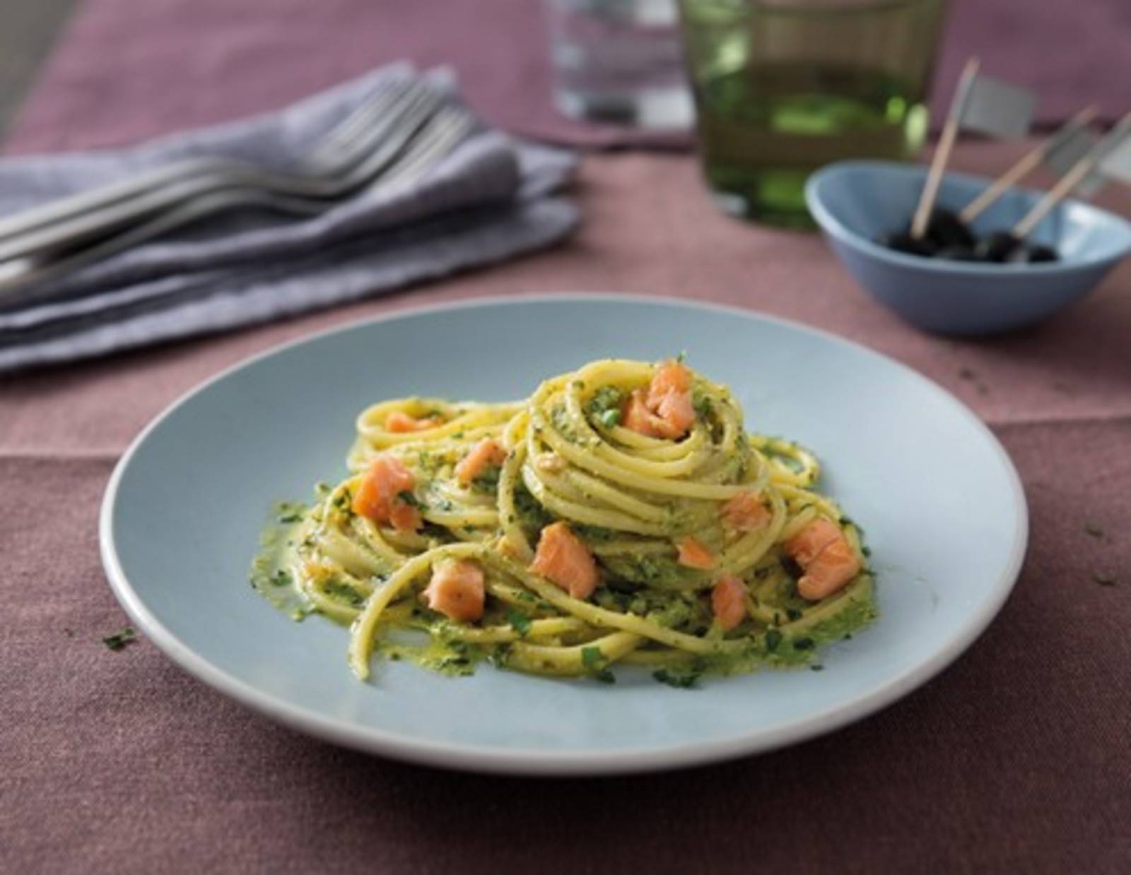 Spaghetti mit Pesto alla Genovese und Lachs