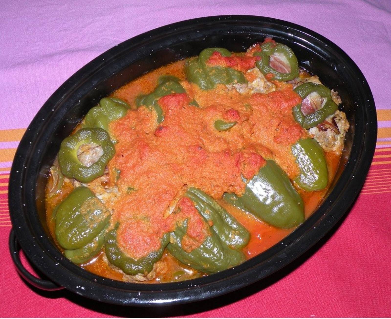 Gefüllte Paprika in Tomatensauce