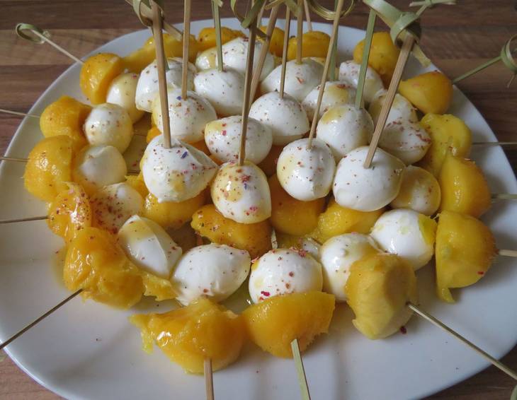 Mozzarella-Mango-Spießchen