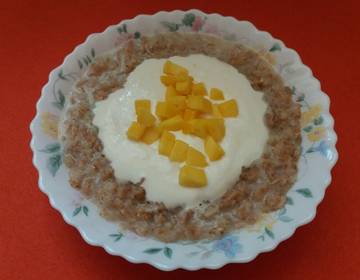 Dinkelflocken mit Mango-Topfen Dinkelflocken mit Mango-Topfen