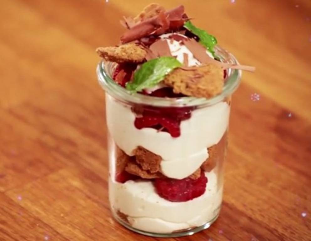 Topfen-Spekulatius-Creme mit Beeren Topfen-Spekulatius-Creme mit Beeren