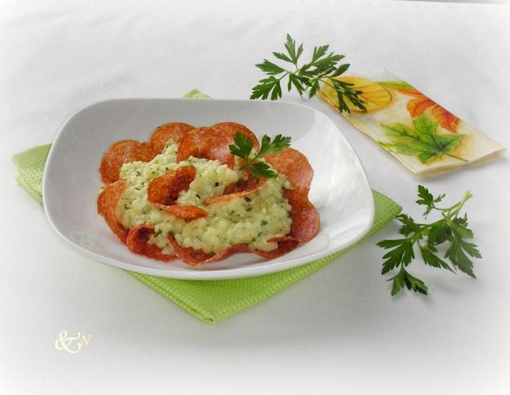 Kräuter-Risotto mit scharfer Salami Kräuter-Risotto mit scharfer Salami