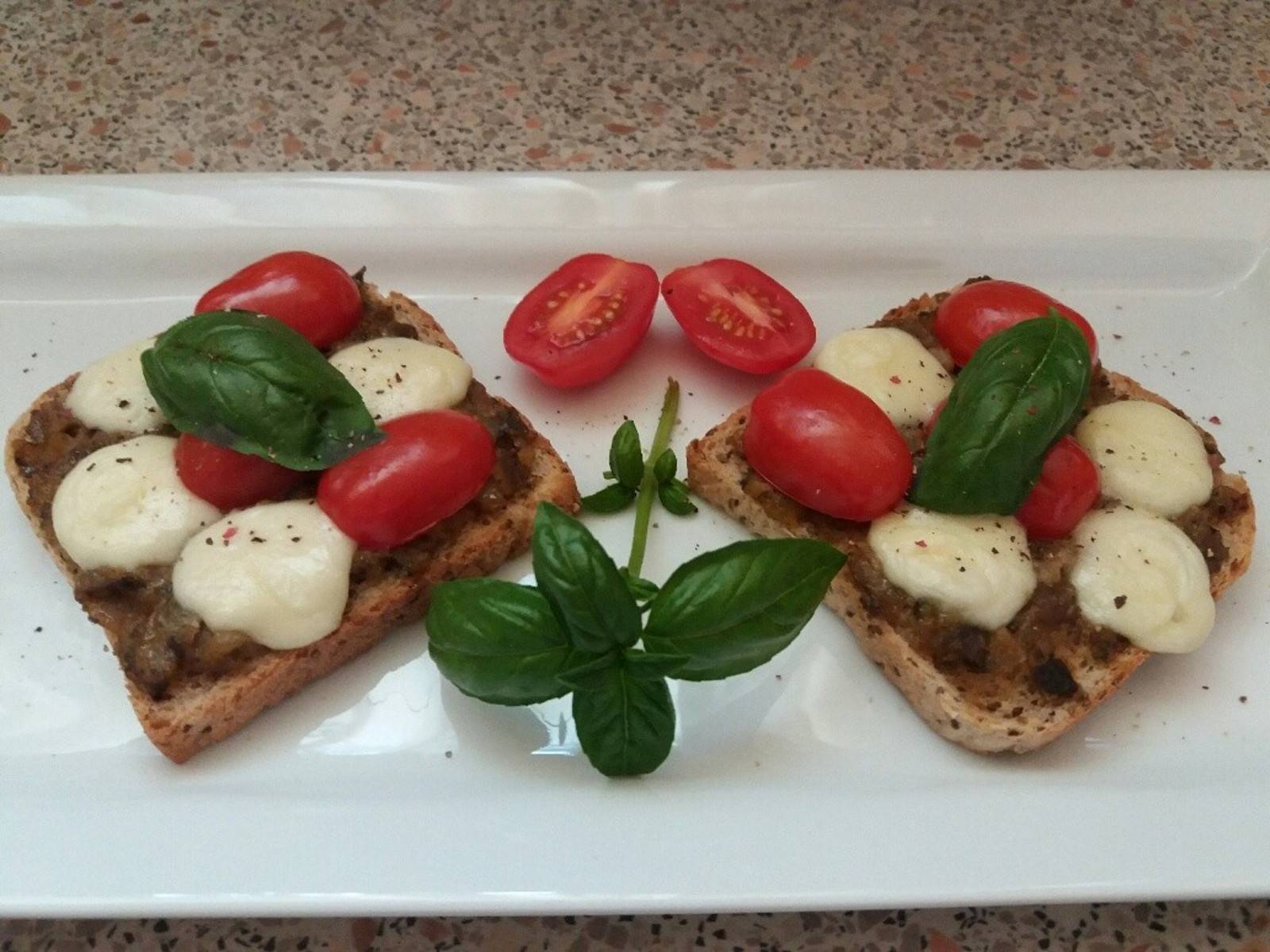 Caprese-Toast