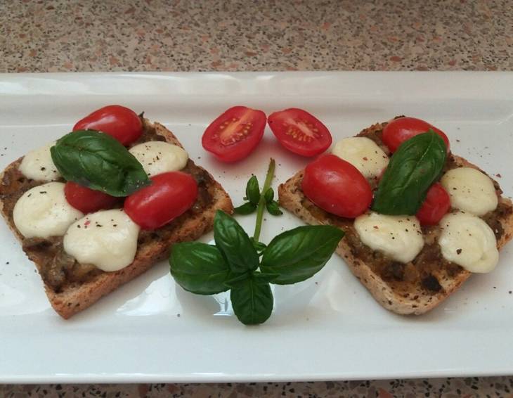 Caprese-Toast