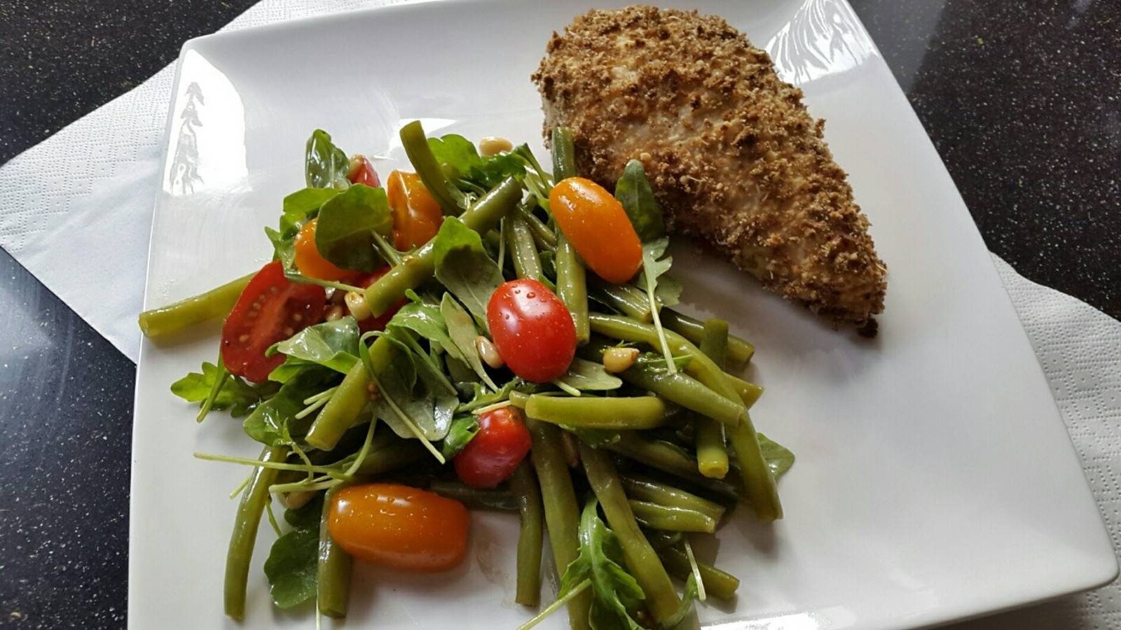 Paniertes Putenfilet mit Fisolensalat