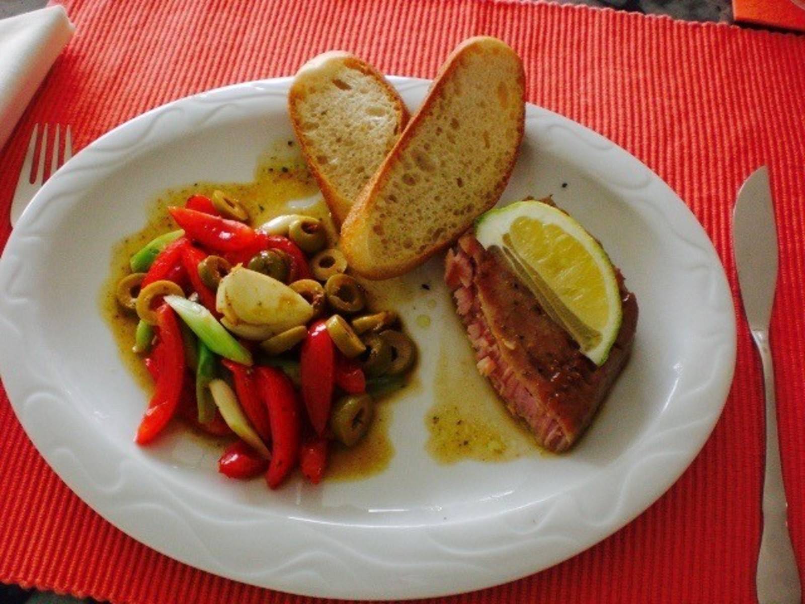 Marinierter Thunfisch mit Oliven und Tomaten