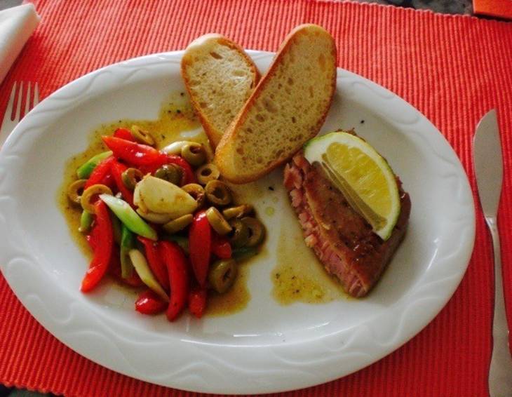 Marinierter Thunfisch mit Oliven und Tomaten