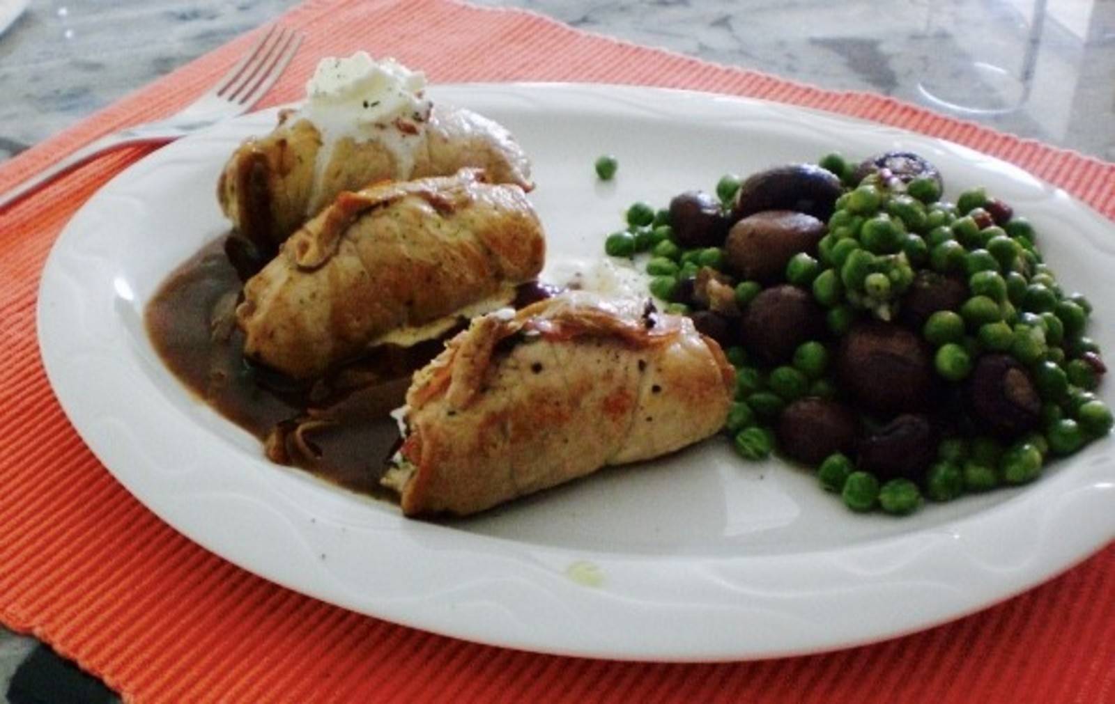 Kalbsröllchen mit Schinken und Salbei Rezept - ichkoche.ch