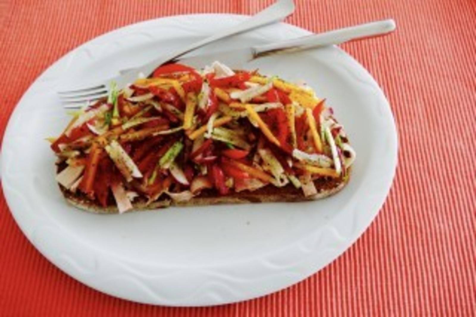 Röstbrot mit Hühnerfleisch und Gemüse