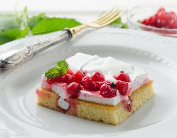 Ribiselkuchen mit Schneehaube